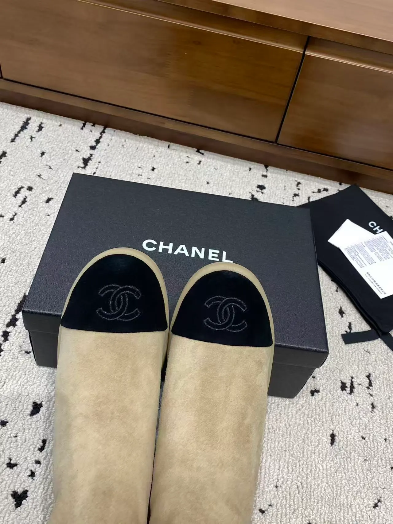 👟👟Ex-factory price 700👟👟 🍀Chanel 2025 autumn and winter furry snow boots. Chanel new autumn and winter genuine wool slippers and boots. Xiaoxiang’s 2025 autumn and winter most beautiful snow boots. Classic, beautiful and warm snow boots❤️Super warm! It's enough to have it this winter, it's really beautiful and fairy~ Materials and craftsmanship: The upper is made of custom sheepskin/wool/sheepskin, and the inner pads are all made of wool. It feels very soft and comfortable! The sole is the original TPU outsole Size: 35-39 (40.41 customized, non-refundable)
